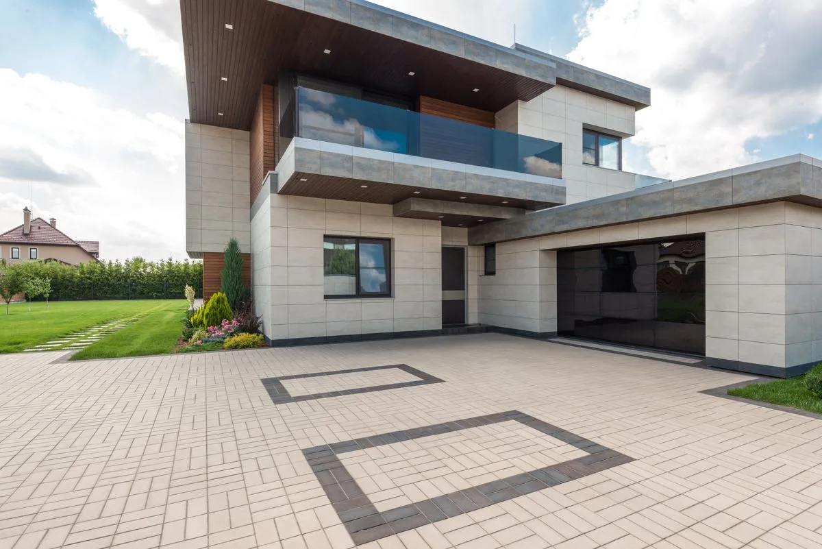 Diseño exterior de casa minimalista con líneas geométricas limpias
